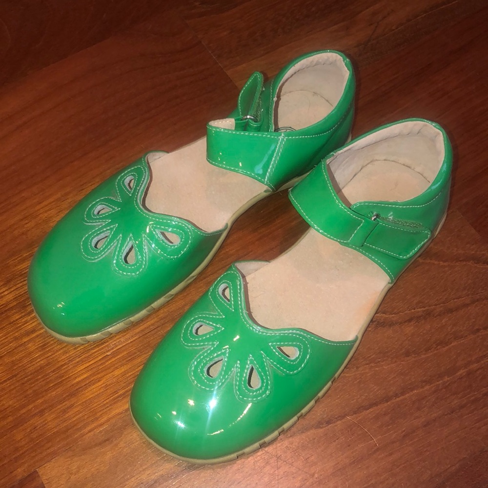 Live & Luca green petal shoes size 4